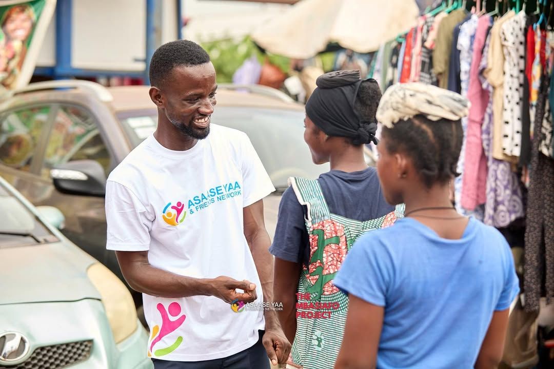 Asaase Yaa volunteer talking with women at a market
